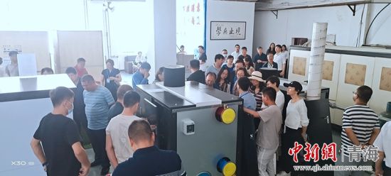 圖為行業(yè)內(nèi)人員進(jìn)行項(xiàng)目參觀。 活動(dòng)主辦方供圖