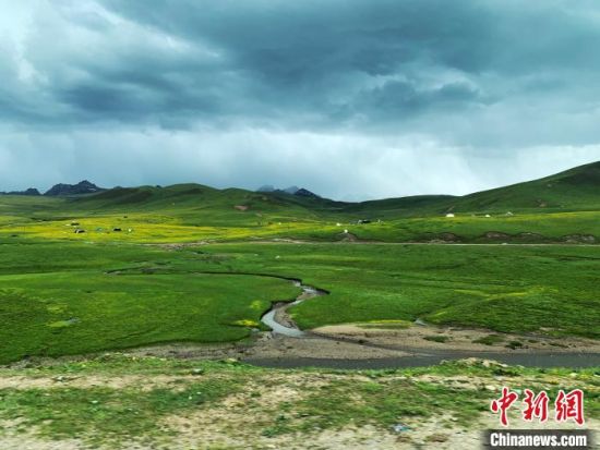 自2005年啟動三江源生態(tài)保護和建設(shè)工程以來，果洛州共治理黑土灘315.11萬畝，使果洛州生態(tài)環(huán)境15年來得到明顯好轉(zhuǎn)?！O睿 攝