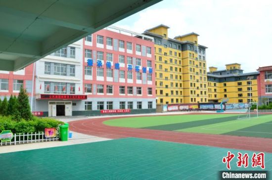 圖為化隆縣第一小學(xué)。　魯?shù)り枴z