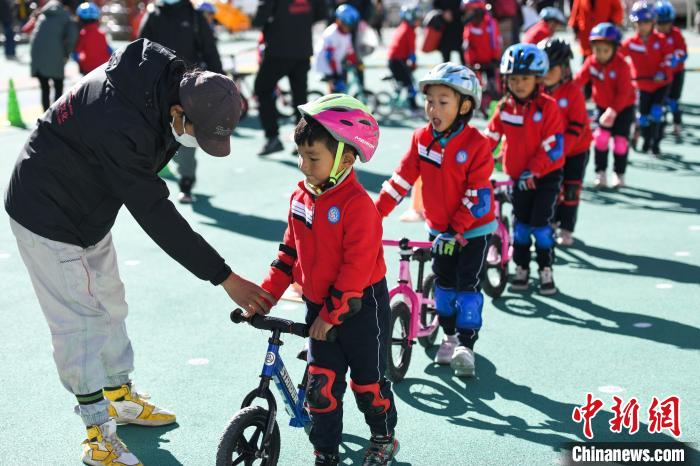 圖為拉薩市實驗幼兒園孩子們在教練的指導下練習滑步車。　何蓬磊 攝