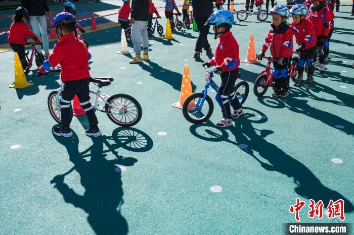 圖為拉薩市實驗幼兒園孩子們正在練習滑步車?！『闻罾?攝