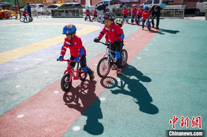圖為拉薩市實驗幼兒園孩子們正在練習滑步車。　何蓬磊 攝