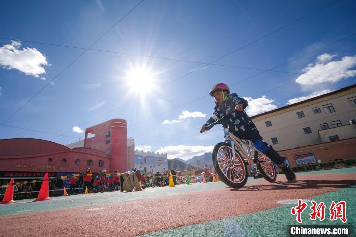 圖為拉薩市實驗幼兒園孩子們正在練習滑步車。　何蓬磊 攝