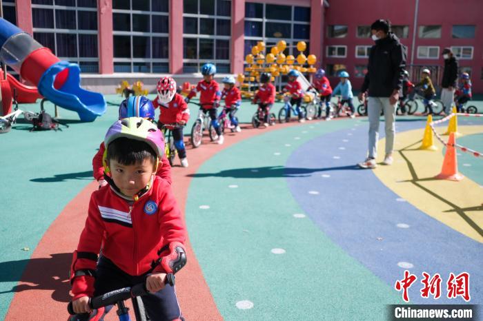 圖為拉薩市實驗幼兒園孩子們在教練的指導下練習滑步車。　何蓬磊 攝