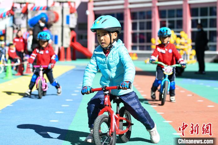 圖為拉薩市實驗幼兒園孩子們正在練習滑步車?！『闻罾?攝