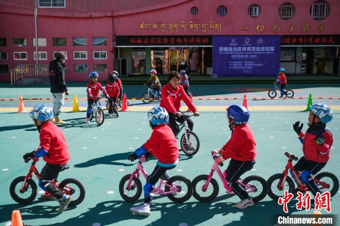 圖為拉薩市實驗幼兒園孩子們正在練習滑步車。　何蓬磊 攝