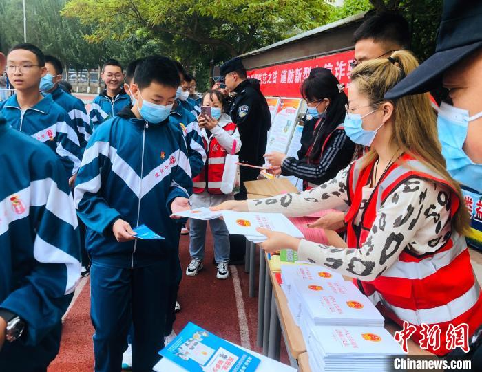 圖為西寧市法制宣傳進(jìn)校園?！∥鲗幨谐俏鲄^(qū)供圖
