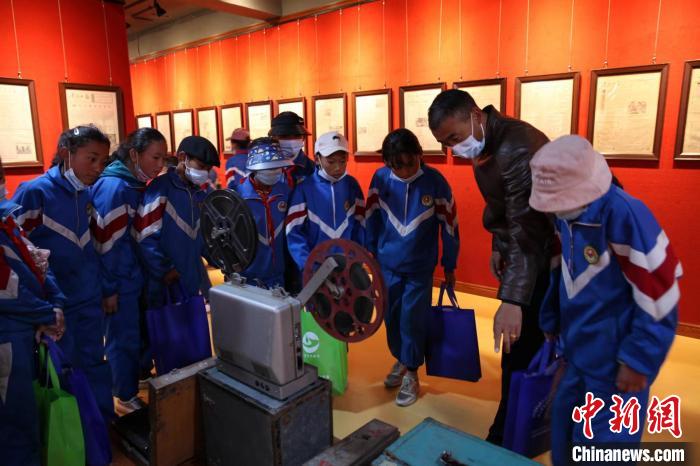 資料圖為玉樹市第四完小學生參觀鑄牢中華民族共同體意識主題展?！『F龍 攝