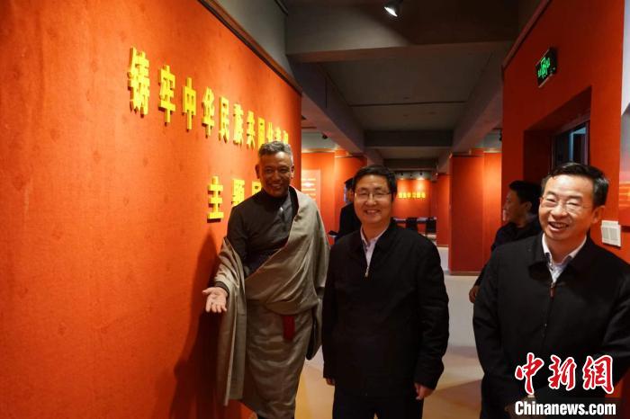 資料圖為參觀鑄牢中華民族共同體意識主題展?！『F龍 攝