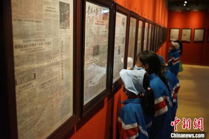 資料圖為玉樹市第四完小學生參觀鑄牢中華民族共同體意識主題展。　胡貴龍 攝