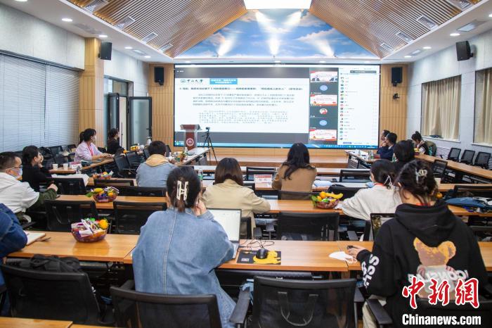 圖為論壇會(huì)議現(xiàn)場(chǎng)?！⊥瑬|放 攝