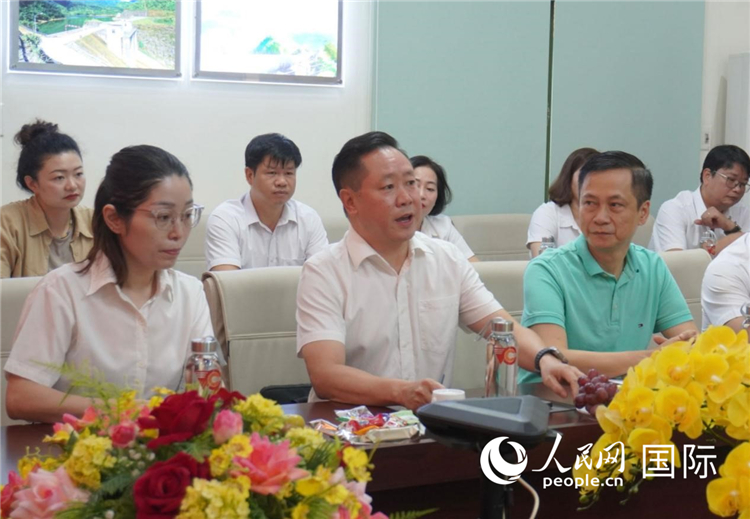 越中電力公司董事長李志雄（前排左二）介紹越南電力情況。葛沙莎攝