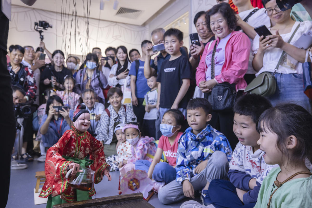 5月1日，廣州市白鵝潭大灣區(qū)藝術(shù)中心非物質(zhì)文化遺產(chǎn)館內(nèi)，精彩的梅縣提線木偶戲表演吸引了眾多游客駐足觀賞。 來源：人民圖片網(wǎng)
