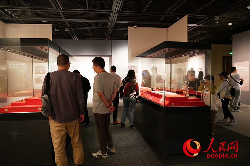 “五一”假期，游客在首都博物館參觀展覽。人民網(wǎng)記者 韋衍行攝
