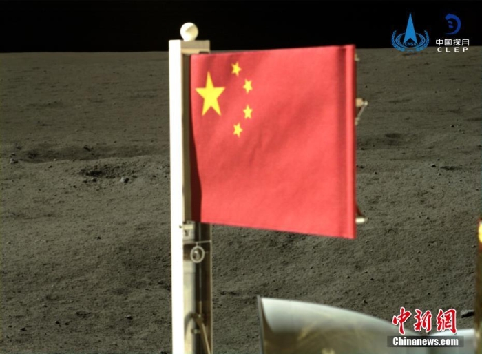 6月4日，中國(guó)國(guó)家航天局公布了嫦娥六號(hào)探測(cè)器在月球背面的五星紅旗展示影像。鮮艷的五星紅旗再次閃耀月球，這也是中國(guó)首次在月球背面獨(dú)立動(dòng)態(tài)展示國(guó)旗。<a target='_blank' href='/'><p  align=