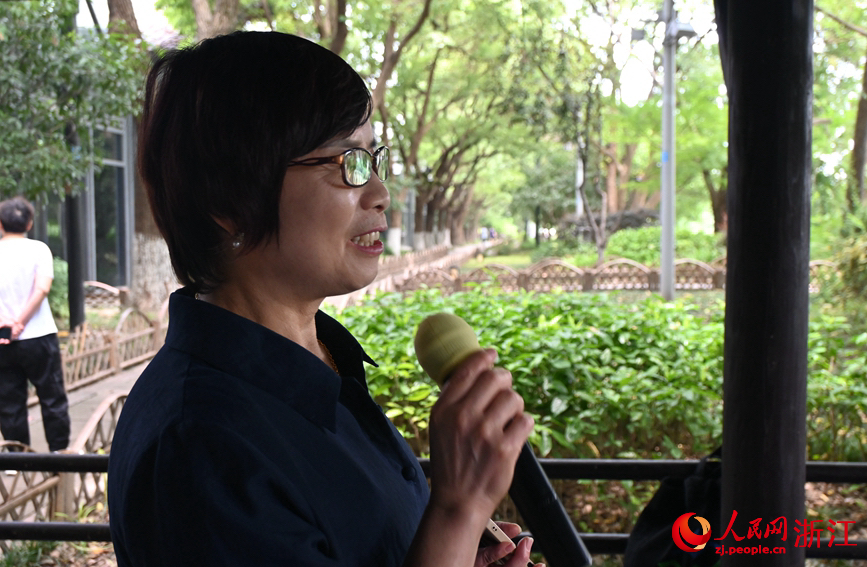 面向運(yùn)河，任國(guó)萍放聲歌唱。人民網(wǎng)記者 張麗瑋