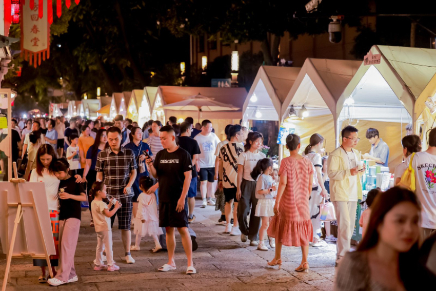 本屆中國(guó)大運(yùn)河廟會(huì)吸引不少市民游客前來參觀游玩。拱墅區(qū)委宣傳部供圖