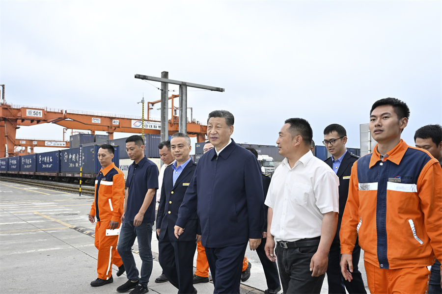 2024年4月22日至24日，中共中央總書記、國家主席、中央軍委主席習近平在重慶考察。這是22日下午，習近平在重慶國際物流樞紐園區(qū)重慶鐵路集裝箱中心站，同貨車司機、列車司機、裝卸工人、場站管理人員等親切交流。新華社記者 岳月偉 攝