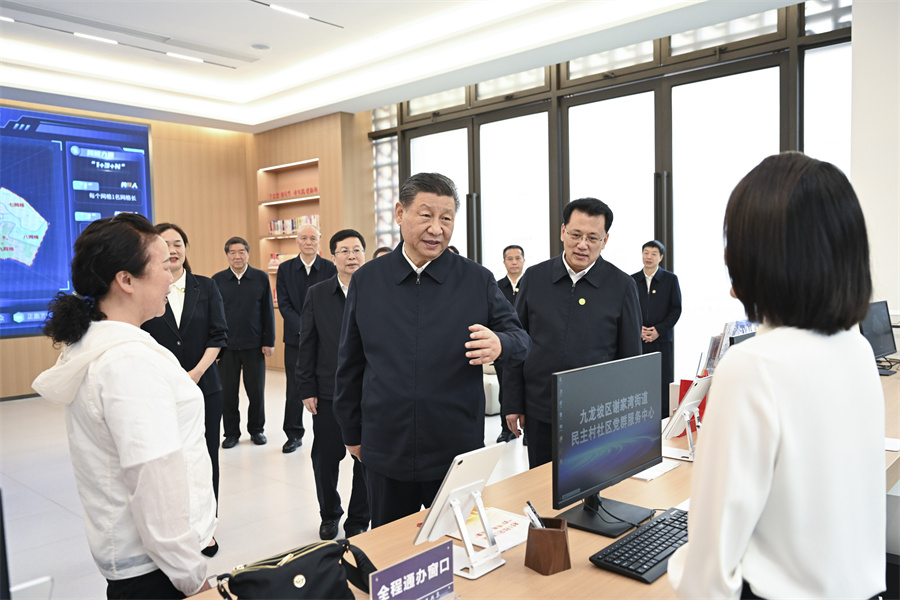 2024年4月22日至24日，中共中央總書記、國家主席、中央軍委主席習近平在重慶考察。這是22日下午，習近平在九龍坡區(qū)謝家灣街道民主村社區(qū)考察。新華社記者 謝環(huán)馳 攝