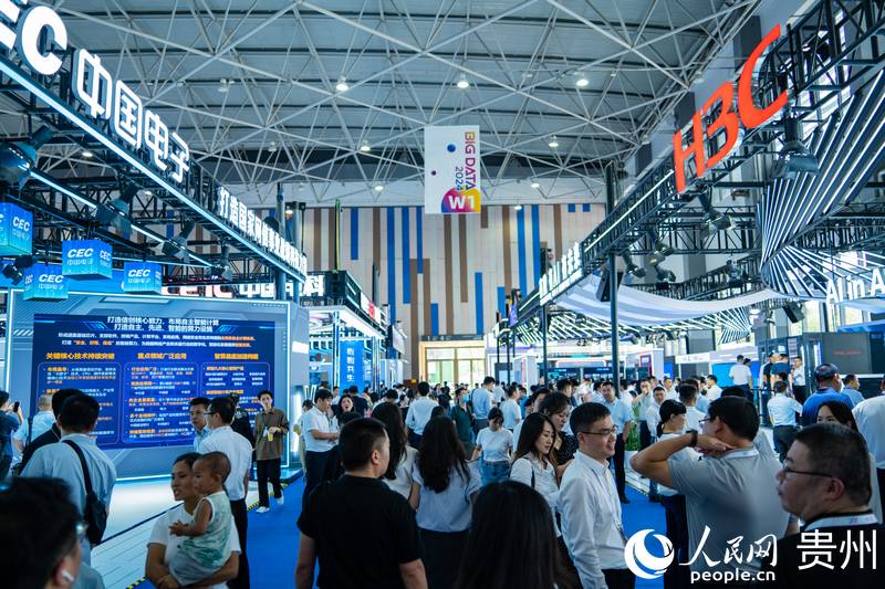3、2024數(shù)博會(huì)共吸引400余家展商參展。人民網(wǎng) 陽茜攝.jpg