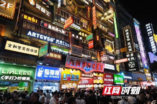 “五一”假期五一商圈客流激增，網(wǎng)紅長沙再現(xiàn)頂流效應(yīng)。.jpg