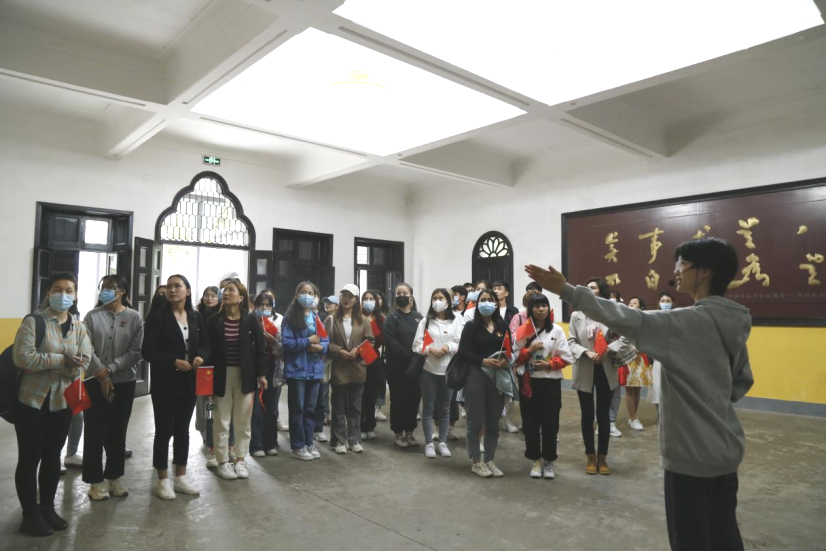 2021年5月20日，在喜迎中國(guó)共產(chǎn)黨建黨100周年之際，我校開展了少數(shù)民族學(xué)生“學(xué)黨史、感恩黨、跟黨走”紅色研學(xué)活動(dòng)。