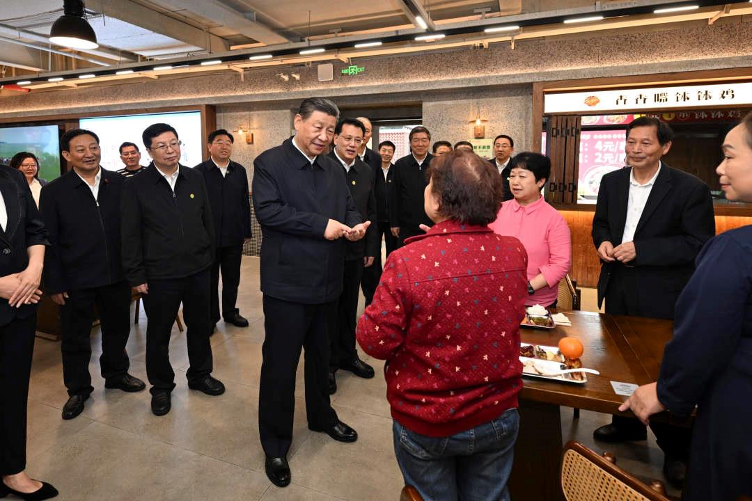 △2024年4月22日，習(xí)近平總書記來到重慶九龍坡區(qū)謝家灣街道民主村社區(qū)考察。