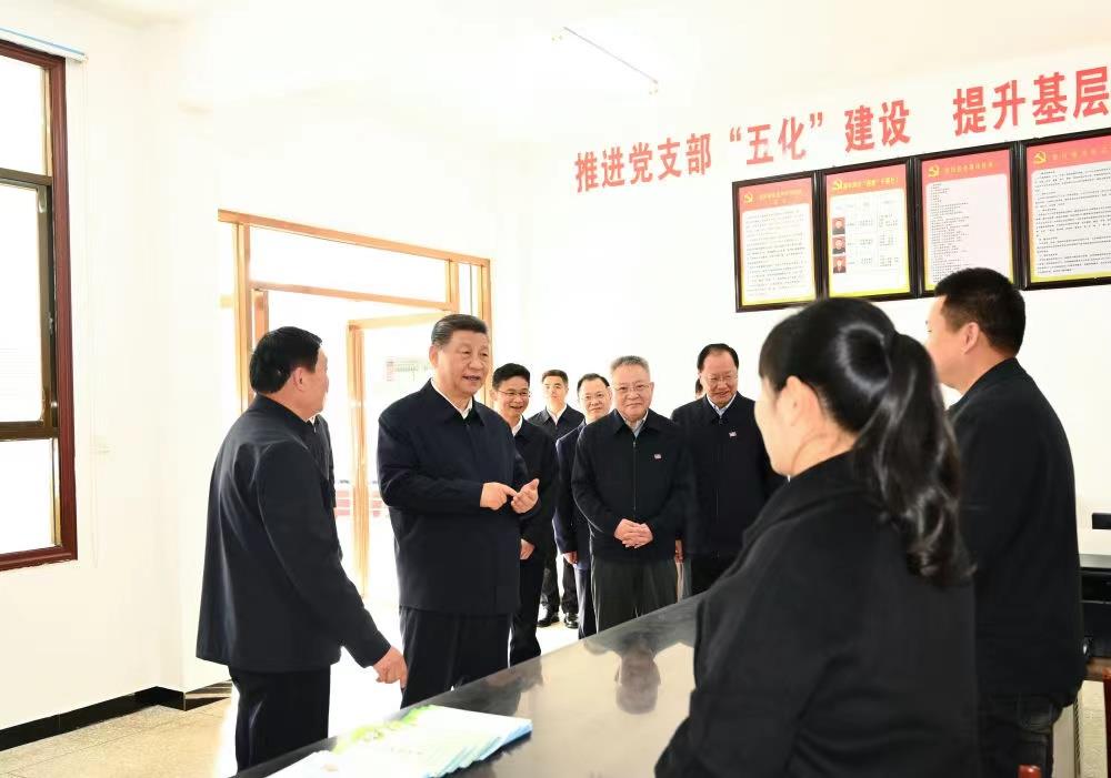 △2024年3月19日，習(xí)近平總書記在湖南常德市鼎城區(qū)謝家鋪鎮(zhèn)港中坪村黨群服務(wù)中心了解當(dāng)?shù)貫榛鶎訙p負(fù)、提升基層治理效能等情況。