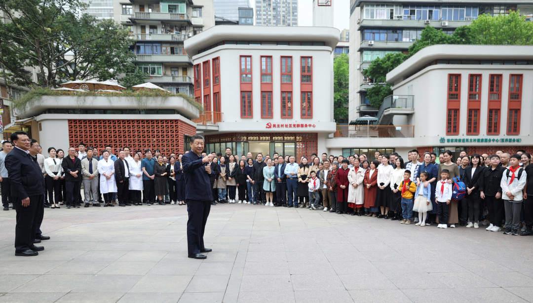△2024年4月22日，習(xí)近平總書記來到重慶九龍坡區(qū)謝家灣街道民主村社區(qū)考察。