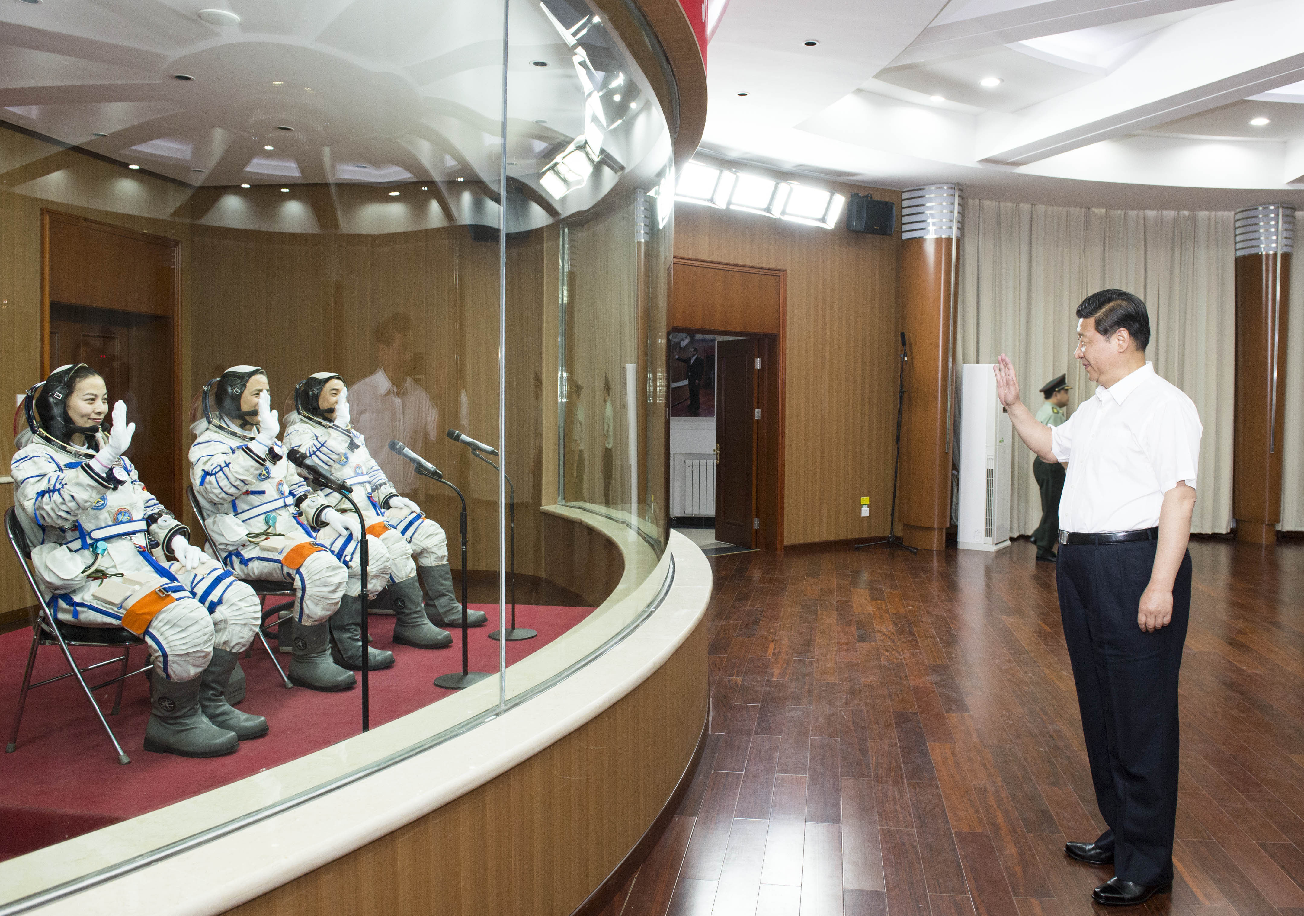 2013年6月11日，習(xí)近平總書記在酒泉衛(wèi)星發(fā)射中心觀看神舟十號(hào)載人飛船發(fā)射。這是習(xí)近平向即將出征的航天員聶海勝、張曉光、王亞平揮手致意。