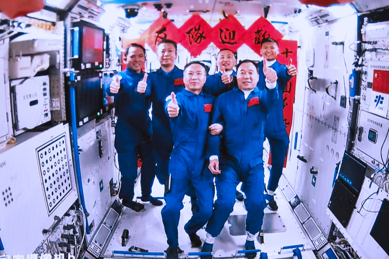 2023年5月30日，在北京航天飛行控制中心拍攝的神舟十五號(hào)航天員乘組與神舟十六號(hào)航天員乘組拍下“全家?！钡漠嬅妗? oldsrc=