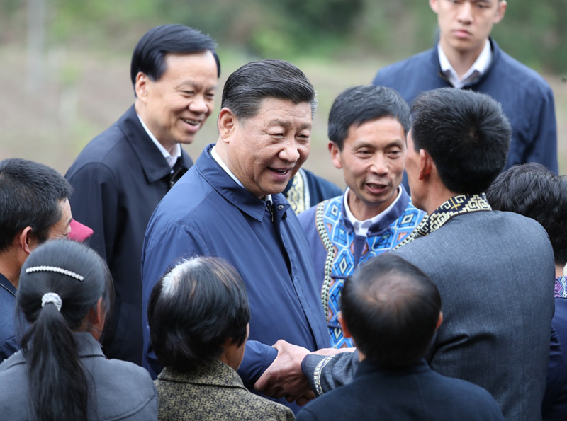 2019年4月15日至17日，中共中央總書記、國家主席、中央軍委主席習(xí)近平在重慶考察，并主持召開解決“兩不愁三保障”突出問題座談會。這是4月15日下午，習(xí)近平在石柱土家族自治縣中益鄉(xiāng)華溪村同村民親切交流。新華社記者 丁海濤 攝