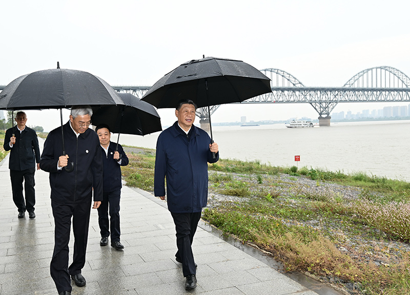 2023年10月10日至13日，中共中央總書記、國家主席、中央軍委主席習近平在江西考察。這是10日下午，習近平在長江國家文化公園九江城區(qū)段考察時，冒雨沿江堤步行察看沿岸風貌。新華社記者 謝環(huán)馳 攝