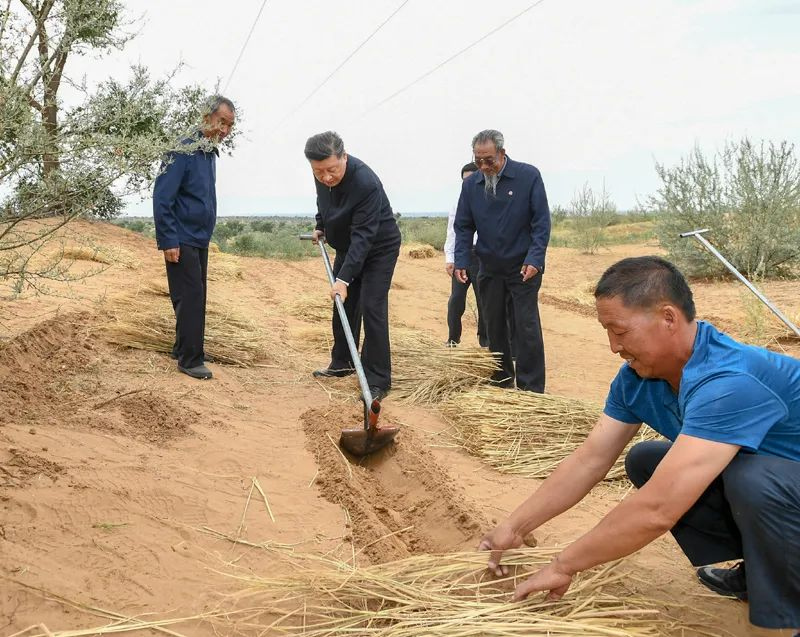 2019年8月21日，習(xí)近平來到甘肅省武威市古浪縣八步沙林場，實(shí)地察看當(dāng)?shù)刂紊吃炝帧⑸鷳B(tài)保護(hù)等情況。新華社記者 謝環(huán)馳 攝