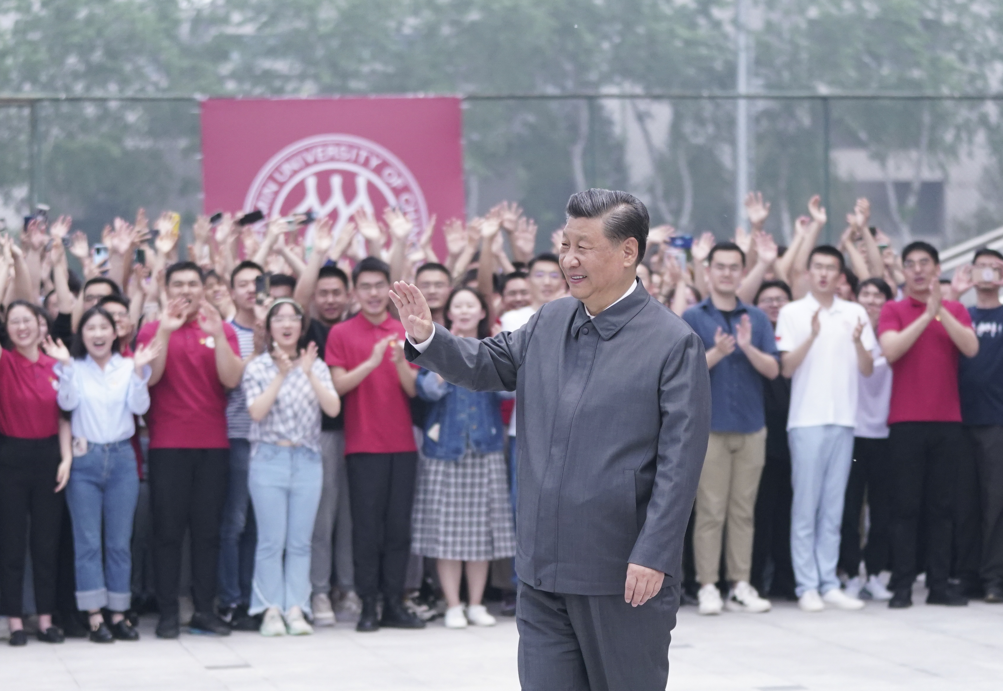 2022年4月25日，習(xí)近平總書記來到中國人民大學(xué)考察調(diào)研。這是習(xí)近平向師生們揮手致意。