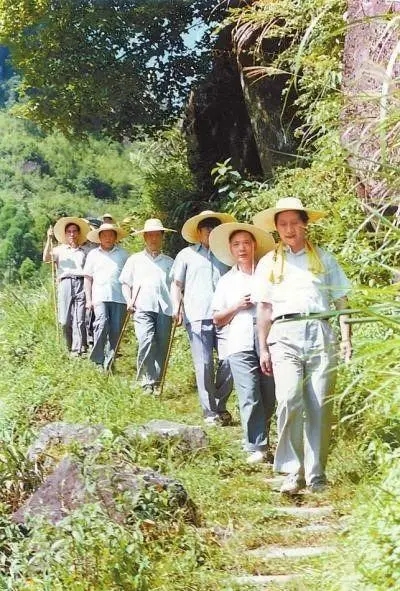 1989年7月，習(xí)近平在壽寧縣山村。
