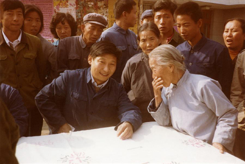 1983年，時任河北正定縣委書記的習近平（前排居中），臨時在大街上擺桌子聽取老百姓意見。