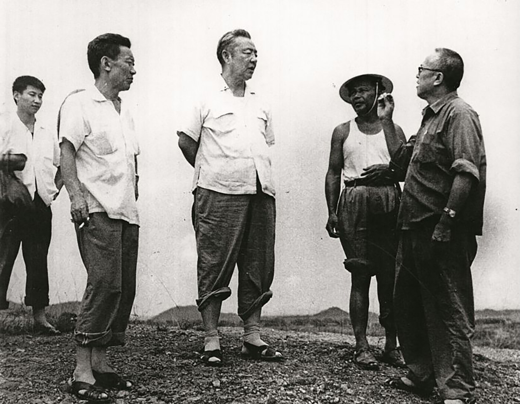 1978年8月5日，習(xí)仲勛（中）在廣東惠陽地區(qū)調(diào)研。左二為廣東省委農(nóng)村工作部副部長(zhǎng)杜瑞芝，右一為惠陽地委書記李富林。 左一為當(dāng)時(shí)正在清華大學(xué)暑期的習(xí)近平。