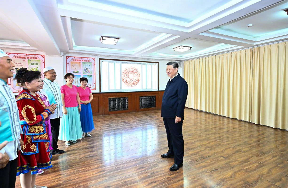 6月19日下午，習(xí)近平總書記在銀川市金鳳區(qū)長(zhǎng)城花園社區(qū)活動(dòng)室考察時(shí)，同社區(qū)居民親切交流。