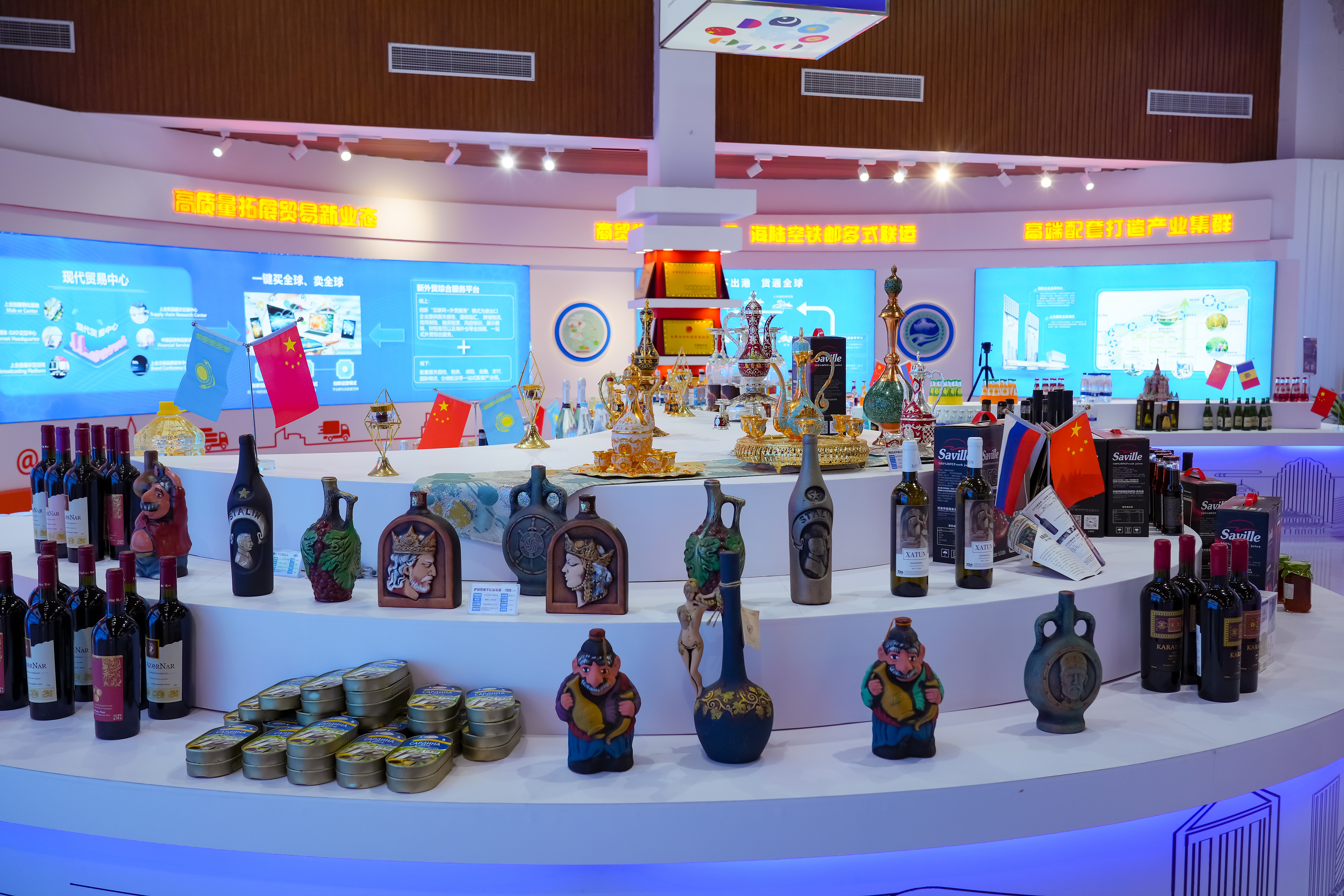 2022年10月19日，青島，上合示范區(qū)展出的上合國家特色商品。