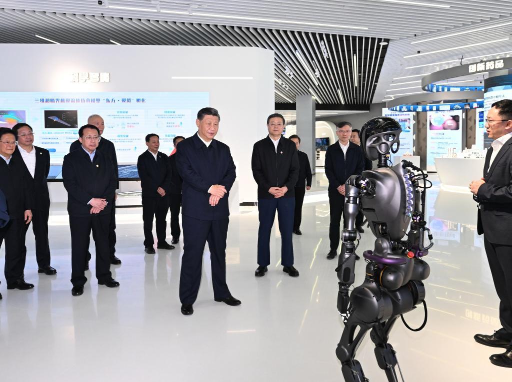 2023年11月28日下午，習(xí)近平在浦東新區(qū)張江科學(xué)城參觀上?？萍紕?chuàng)新成果展。新華社記者 謝環(huán)馳 攝