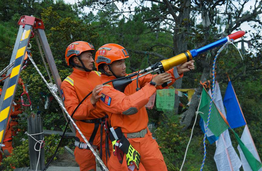 發(fā)射拋投器 。西繞拉翁攝