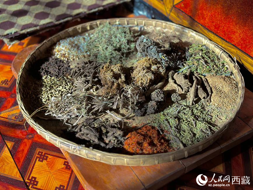 制作藏香的草本原料。人民網(wǎng)記者 次仁羅布攝