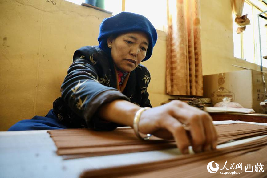 藏香廠的工人們堅持手工制作藏香。人民網(wǎng)記者 次仁羅布攝