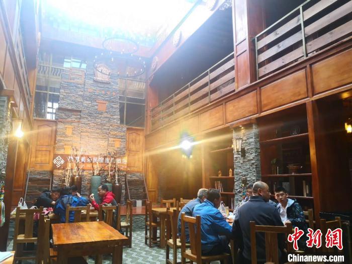 圖為扎尕那的藏式民宿酒店中，游客正在用餐?！∈缝o靜 攝