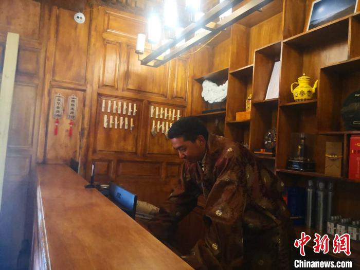 圖為桑杰才讓用電腦處理財務(wù)。　史靜靜 攝