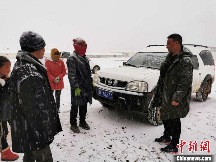 圖為扎西鬧吾(右一)與當(dāng)?shù)啬翍?hù)交談。郵儲(chǔ)銀行青海省分行供圖