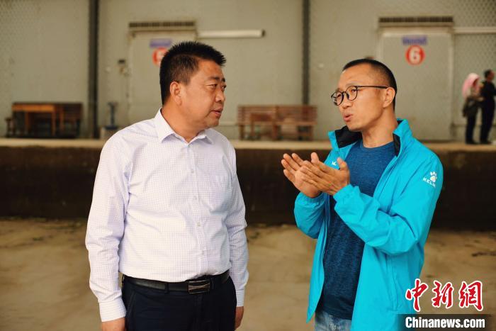 天?？h委書記李鵬(左)接受自媒體“碼頭青年”主編林飛(右)采訪?！￡I道華 攝