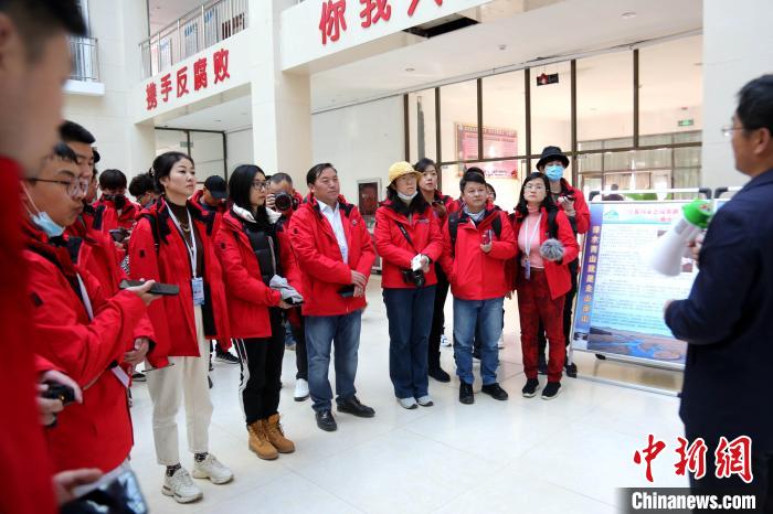 圖為中外媒體采訪三江源國家公園瀾滄江源園區(qū)生態(tài)保護成效?！?zhí)砀?攝
