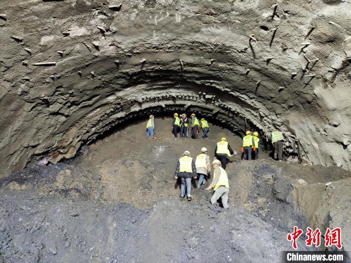 圖為久馬高速查針梁子隧道施工現(xiàn)場?！⊥貔i 攝